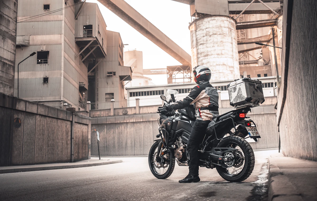 Un livreur à moto avec son casque et son coffre