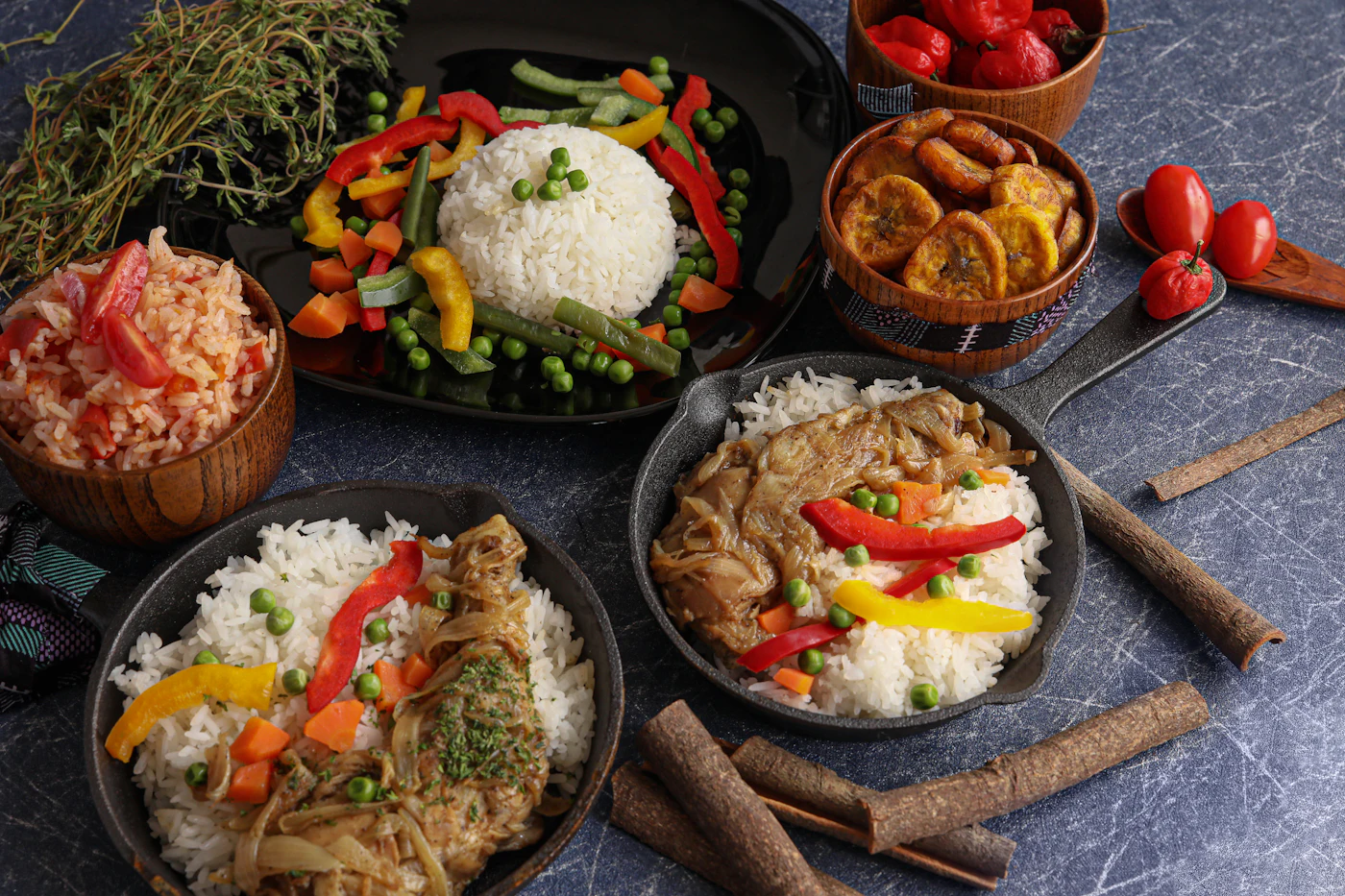 Une table de plats variés